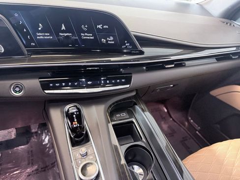 Used 2024 Cadillac Escalade ESV Premium Luxury AWD/4WD image 15