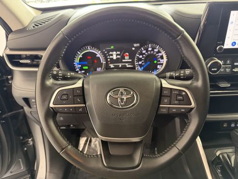 Used 2023 Toyota Highlander LE AWD/4WD image 17