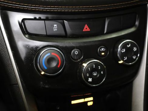 Used 2019 Chevrolet Trax LT w/ LT Convenience Package image 21