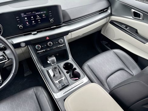 Used 2023 Kia Carnival LX image 29