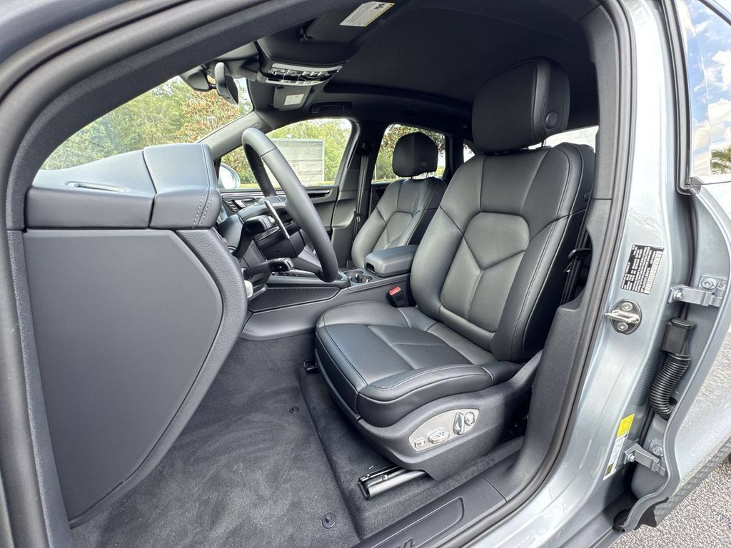 Certified 2026 Porsche Macan AWD/4WD image 5