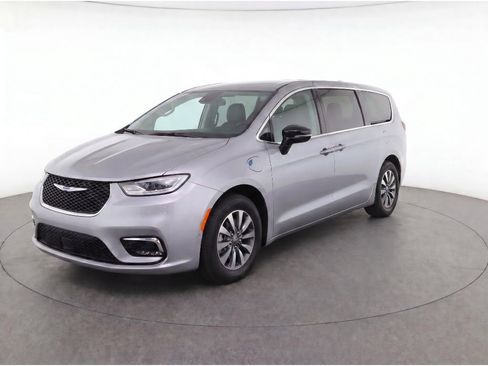Used 2024 Chrysler Pacifica Limited FWD image 1