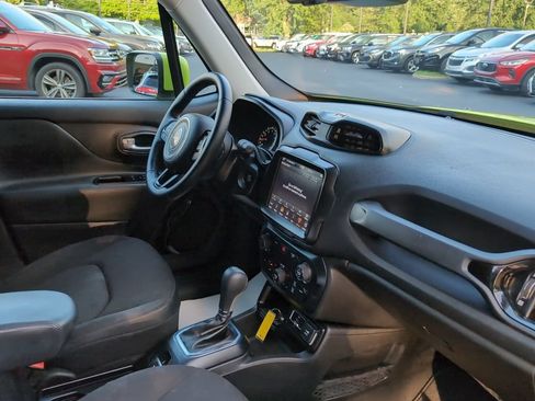 Used 2018 Jeep Renegade Altitude w/ UConnect 8.4 Nav Group FWD image 10