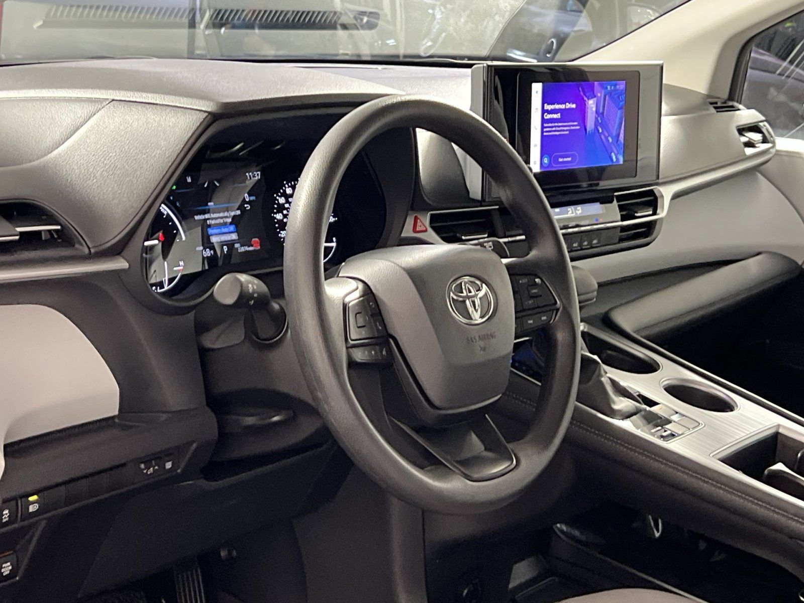 Used 2025 Toyota Sienna LE FWD image 16