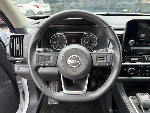 Used 2025 Nissan Pathfinder SV FWD image 16