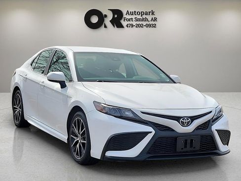 Used 2024 Toyota Camry SE image 1