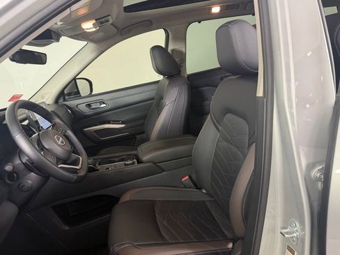 Used 2024 Nissan Pathfinder Platinum w/ Cargo Package image 22