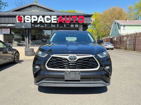 Used 2021 Toyota Highlander XLE AWD/4WD image 2