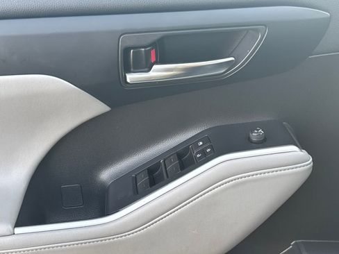 Used 2022 Toyota Highlander XLE image 36