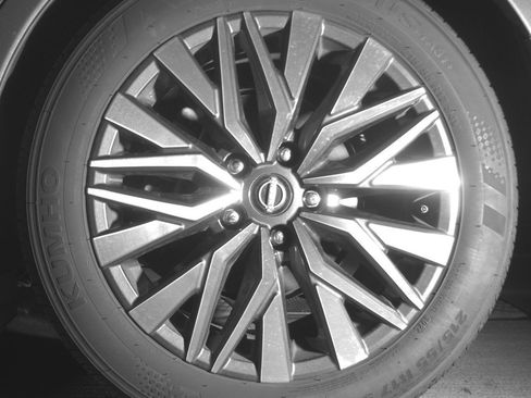 Used 2025 Nissan Altima 2.5 SV FWD image 14