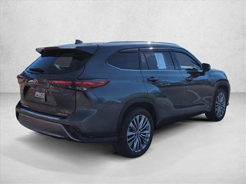 Used 2023 Toyota Highlander Platinum image 5