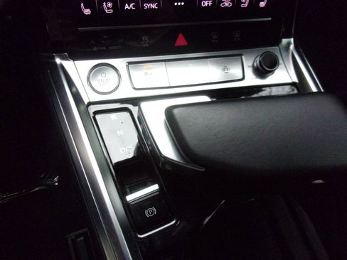 Used 2019 Audi e-tron Prestige w/ Prestige Package AWD/4WD image 29