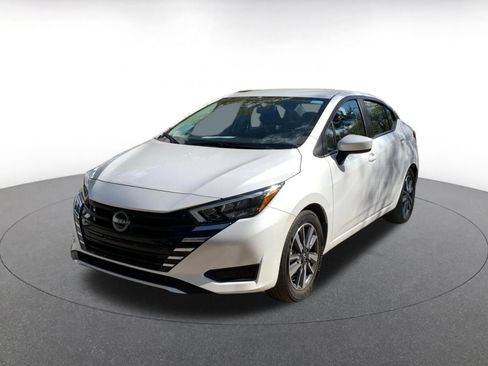 Used 2025 Nissan Versa SV image 3