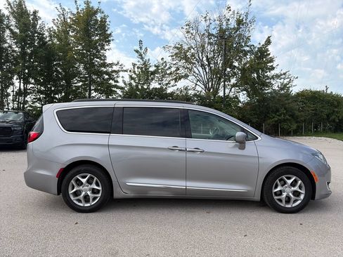 Used 2017 Chrysler Pacifica Touring-L w/ Tire & Wheel Group FWD image 4