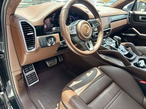 Certified 2023 Porsche Cayenne Turbo S AWD/4WD image 22