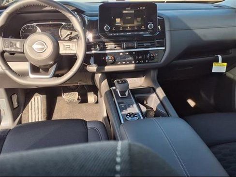 New 2025 Nissan Pathfinder SV image 13