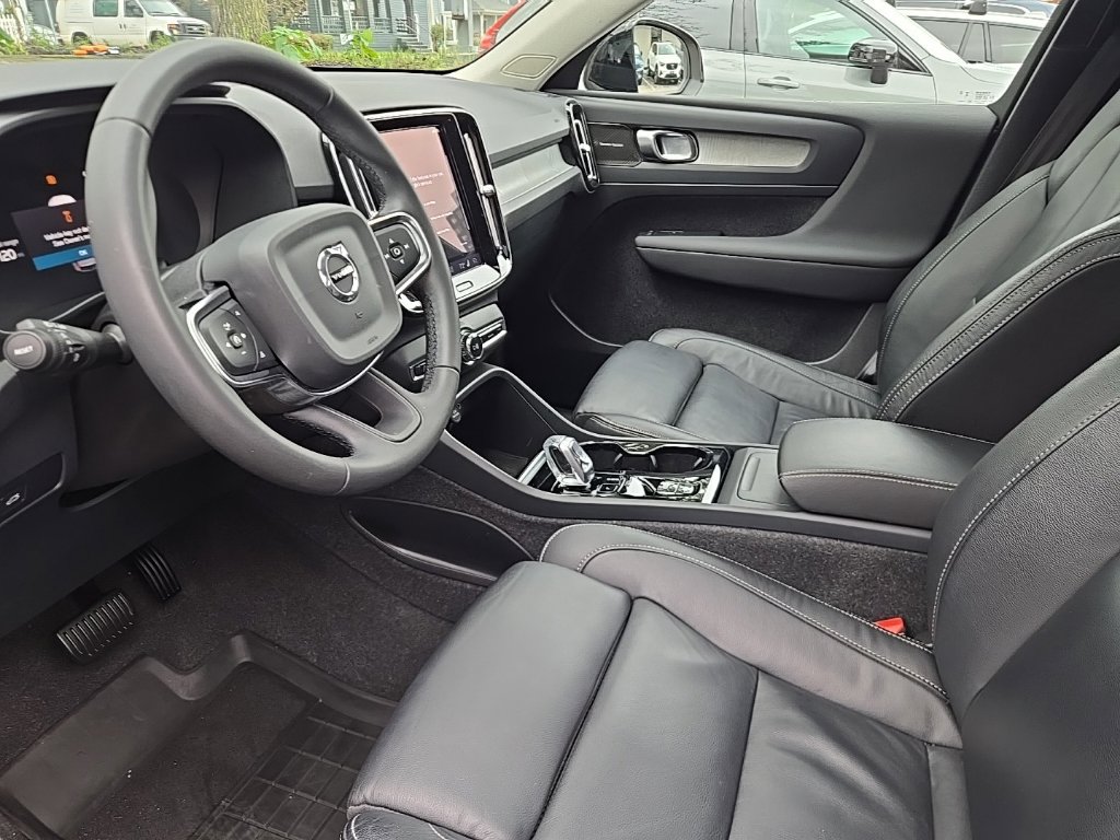 Certified 2024 Volvo XC40 B5 Plus w/ Climate Package AWD/4WD image 18