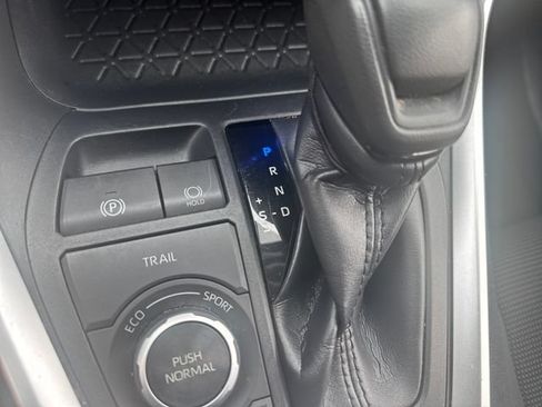 Used 2019 Toyota RAV4 LE w/ Carpet Mat Package AWD/4WD image 23