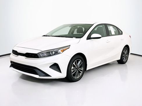 Used 2023 Kia Forte LXS image 3