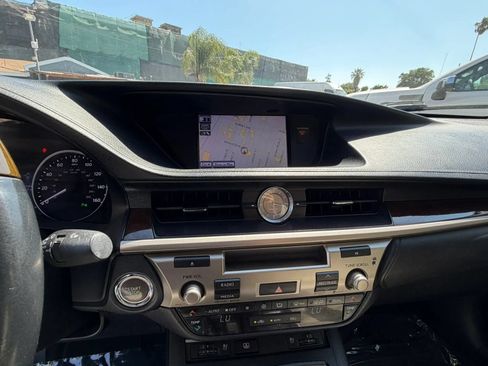 Used 2013 Lexus ES 350 w/ Luxury Pkg FWD image 18