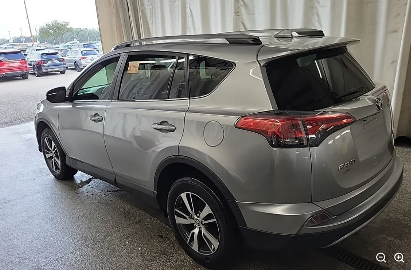 Used 2018 Toyota RAV4 XLE FWD image 2