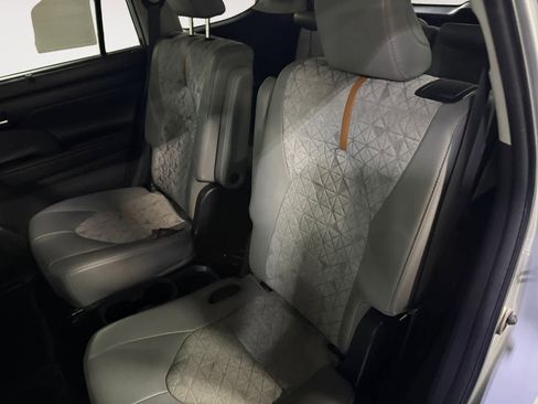 Used 2022 Toyota Highlander Bronze Edition image 17