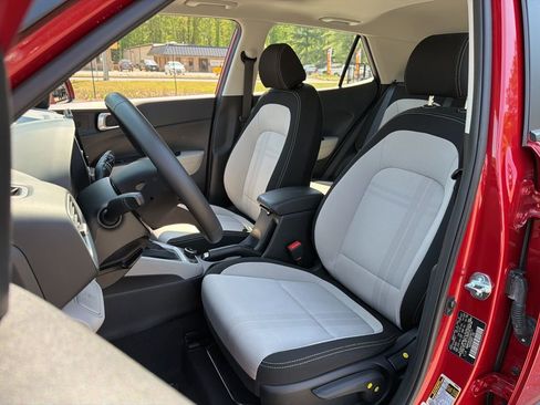 Used 2025 Hyundai Venue SEL FWD image 19