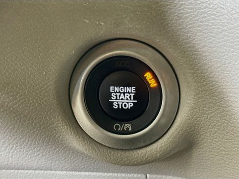 Used 2023 Chrysler Pacifica Touring-L FWD image 21