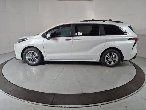 New 2026 Toyota Sienna XLE image 2