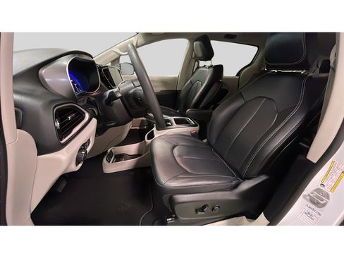 Used 2024 Chrysler Pacifica Touring-L image 11