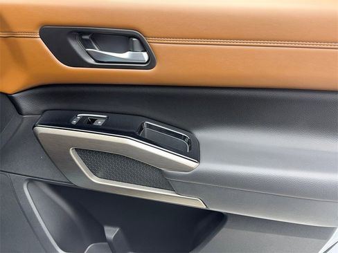 Used 2025 Nissan Pathfinder Platinum image 47