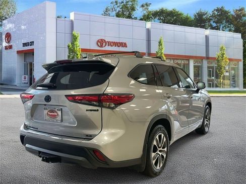 Certified 2022 Toyota Highlander XLE image 6