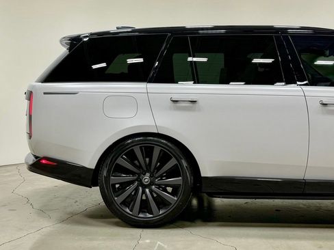 Used 2024 Land Rover Range Rover SV image 13