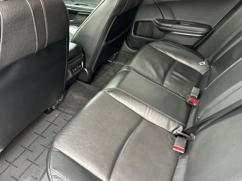 Used 2018 Honda Civic Touring image 4