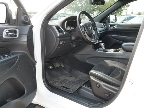 Used 2019 Jeep Grand Cherokee Altitude AWD/4WD image 12