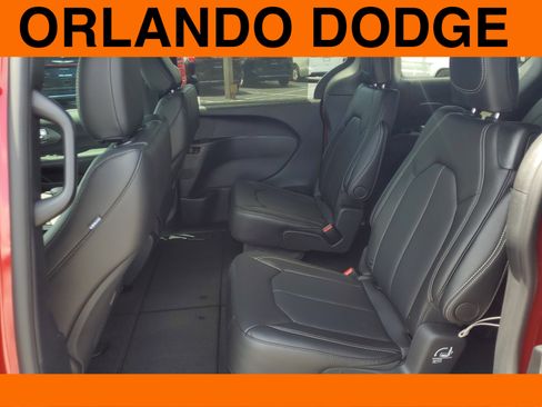 New 2026 Chrysler Pacifica Select image 7