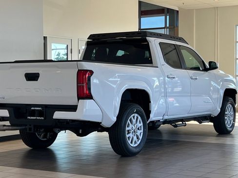 Certified 2025 Toyota Tacoma SR5 AWD/4WD image 5
