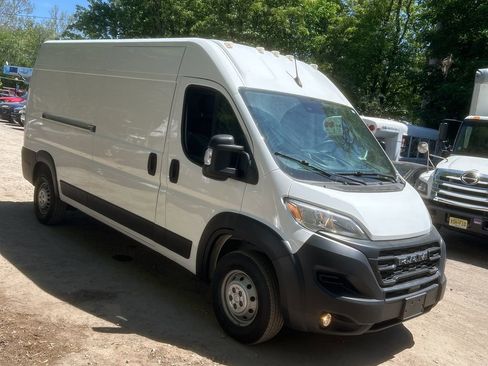 Used 2024 RAM ProMaster 2500 w/ Convenience Group FWD image 2