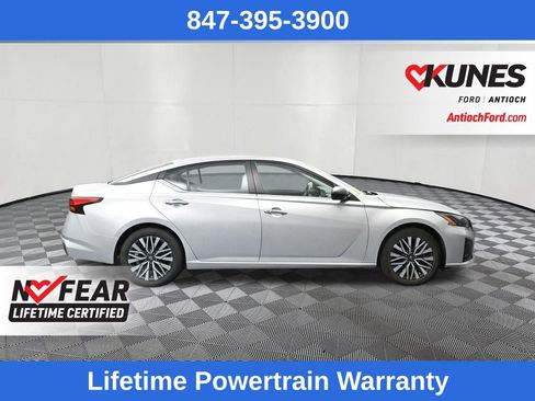 Used 2024 Nissan Altima 2.5 SV image 2