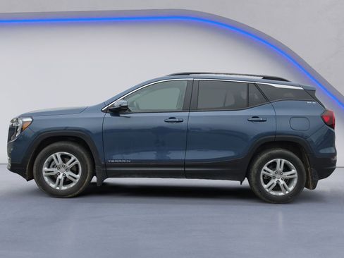 Used 2024 GMC Terrain SLE w/ Driver Convenience Package image 3