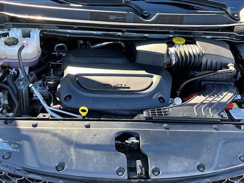 Used 2024 Chrysler Pacifica Touring-L image 29