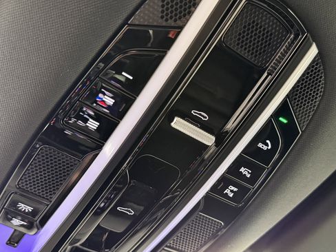 Certified 2023 Porsche Cayenne Platinum Edition image 38