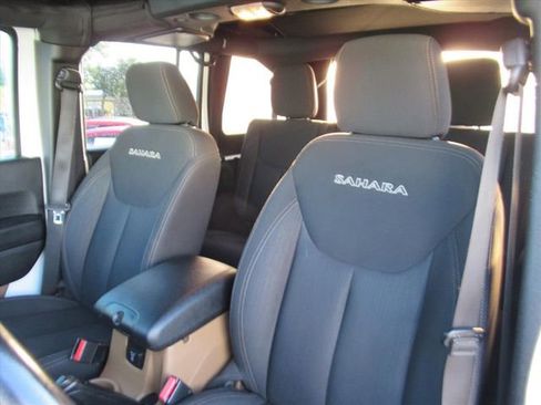 Used 2017 Jeep Wrangler Unlimited Sahara w/ Connectivity Group image 17