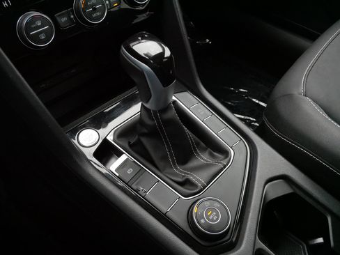 Used 2024 Volkswagen Taos SE w/ Panoramic Sunroof Package image 24