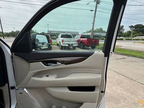 Used 2020 Cadillac Escalade ESV Premium Luxury AWD/4WD image 18