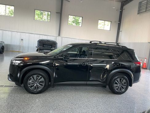 Used 2024 Nissan Pathfinder SV w/ SV Premium Package AWD/4WD image 4