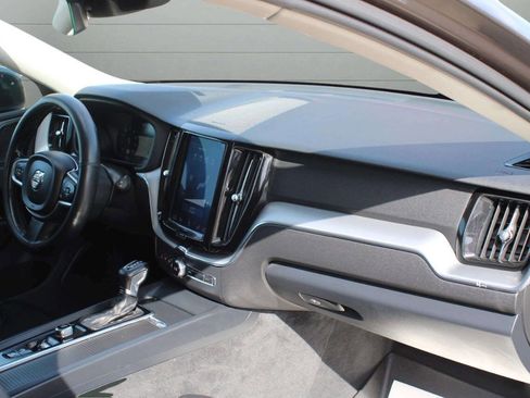 Used 2019 Volvo XC60 T5 Momentum w/ Multimedia Package image 15