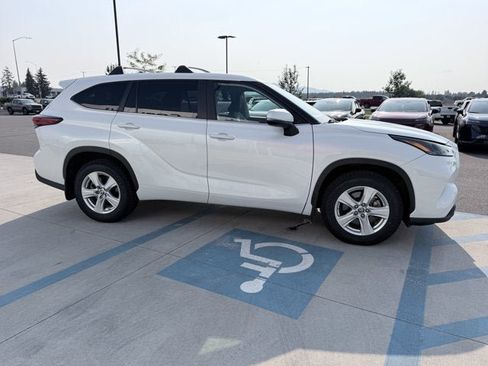 Used 2023 Toyota Highlander LE AWD/4WD image 5