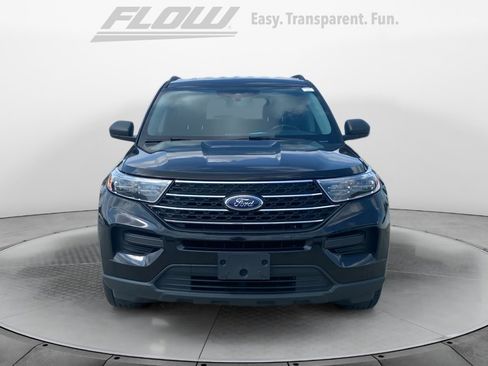 Used 2022 Ford Explorer XLT image 2