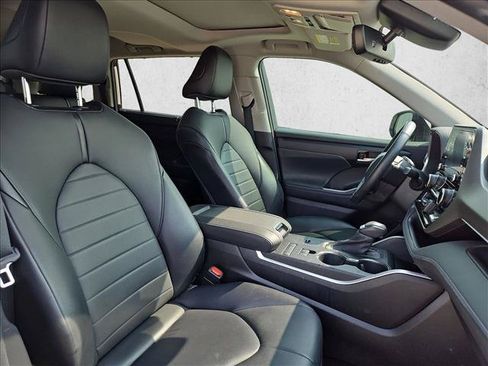 Used 2021 Toyota Highlander XLE FWD image 22